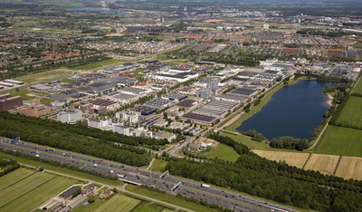 802405 Luchtfoto van het bedrijventerrein Oudenrijn (Strijkviertel) te De Meern (gemeente Utrecht), uit het zuidoosten; ...